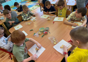 Warsztaty dekorowania ciastek w grupie Promyczki.