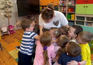 Dzieci z grupy Promyczki dziękują pani Klaudii za prowadzenie warsztatów dekorowania ciastek.