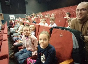 Chłopcy i dziewczynki czekający na zbliżające się przedstawienie.