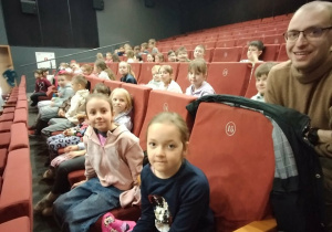 Chłopcy i dziewczynki czekający na zbliżające się przedstawienie.