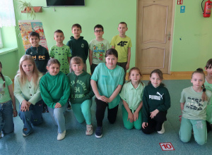 Uczniowie klasy pierwszej, którzy przyszli do szkoły ubrani na zielono.