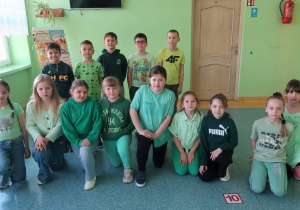 Uczniowie klasy pierwszej, którzy przyszli do szkoły ubrani na zielono.