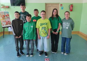 Uczniowie klas cztery- sześć prezentują swoje ubranie w kolorze zielonym.