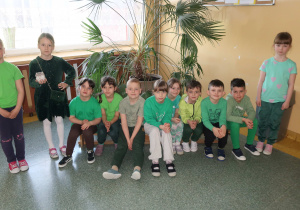 Uczniowie klasy pierwszej świętujący Dzień Ziemi.