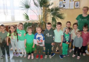 Przedszkolaki z grupy Słoneczka ubrani na zielono świętują Dzień Ziemi.