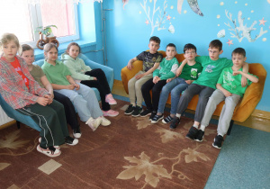 Uczniowie klasy trzeciej dbający o naszą planetę i zieleń królująca w ich ubraniach.