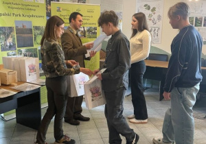 Uczniowie odbierają nagrody.