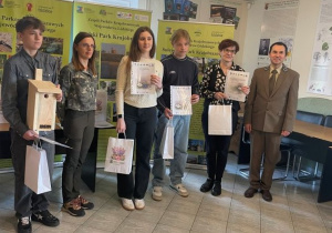 Uczniowie z opiekunem i organizatorami konkursu.