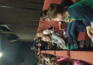 Dzieci na seansie w kinie