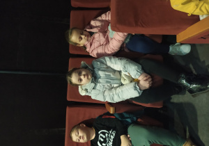 Dzieci na seansie w kinie
