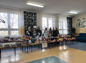 Uczennice klasy 7b wraz z wychowawczynią panią Angeliką Amróz.