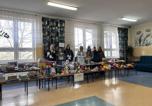 Uczennice klasy 7b wraz z wychowawczynią panią Angeliką Amróz.