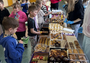 Zadowoleni uczniowie podczas kiermaszu.