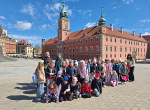 Uczniowie klasy pierwszej ze Szkoły Podstawowej w Rzeczycy i ze szkoły Filialnej w Sadykierzu wraz z opiekunami przed Zamkiem Królewskim w Warszawie.
