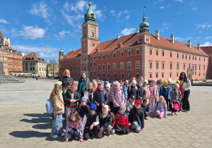 Uczniowie klasy pierwszej ze Szkoły Podstawowej w Rzeczycy i ze szkoły Filialnej w Sadykierzu wraz z opiekunami przed Zamkiem Królewskim w Warszawie.