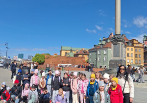 Uczniowie klas pierwszych wraz z opiekunami przed Kolumną Zygmunta.