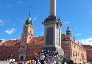 Pierwszoklasiści na Placu Zamkowym przy Kolumnie Zygmunta III Wazy w Warszawie.