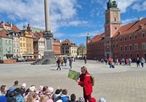 Pani przewodniczka opowiada historię o Warszawie.