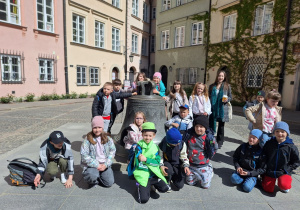 Klasa pierwsza z Rzeczycy stoi przy dzwonie ,,spełniającym marzenia‘’.