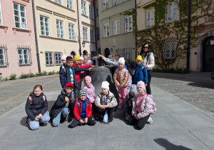 Uczniowie z klasy pierwszej z Sadykierza stoją obok tajemniczego dzwonu na Kanonii.