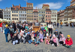 Wspólne zdjęcie uczniów i opiekunów wraz z Panem Janem Kataryniarzem.