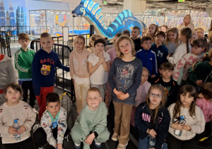 Pierwszoklasiści na Wstawie budowli z Klocków Lego.