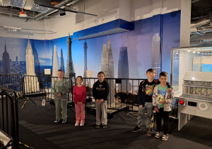 Uczniowie klas pierwszych podziwiają wystawę z Klocków Lego.