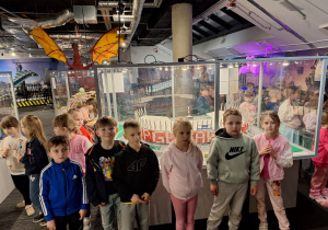 Uczniowie oglądają stadion narodowy z lego.