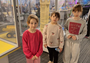 Dziewczynki na wystawie lego oglądają Big Bena.