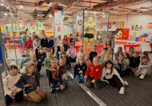 Pierwszoklasiści na Wystawie budowli z Klocków Lego.