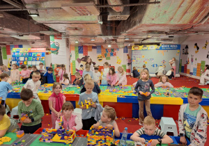 Wspólna zabawa, rozwijanie kreatywności podczas budowania z klocków lego.