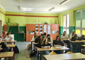 Uczniowie klasy VII a, którzy biorą udział w lekcji ,,Śladami mistrza – rzecz o Henryku Sienkiewiczu”.