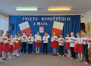 Uczniowie klasy pierwszej podczas uroczystość Święta Konstytucji 3 Maja.