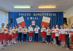 Uczniowie klasy pierwszej podczas uroczystość Święta Konstytucji 3 Maja.