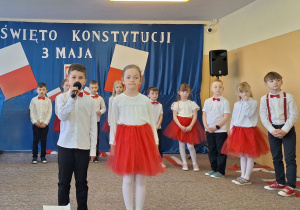 Uczeń recytuje wiersz o Konstytucji 3 Maja.
