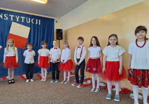 Uczniowie klasy pierwszej śpiewają pieśń patriotyczną.