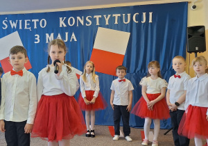Uczennica wyraźnie recytuje wiersz.
