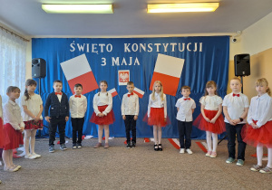 Klasa pierwsza podczas występów z okazji Święta Konstytucji 3 maja.
