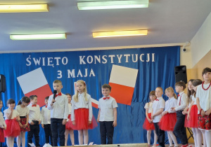 Chłopiec recytuje wiersz podczas uroczystości.