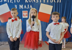 Dziewczynka recytuje wiersz o Fladze Polski.