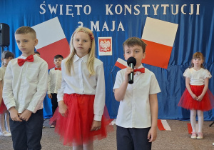 Chłopiec recytuje wiersz patriotyczny.