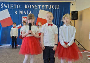 Uczniowie klasy pierwszej recytują wiesze o Polsce.