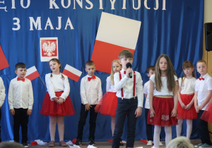Uczeń recytuje wiersz podczas uroczystości.