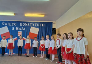Uczniowie śpiewają piosenkę ,,Witaj majowa jutrzenko’’.