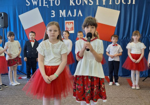 Uczennica recytuje wiersz na zakończenie.