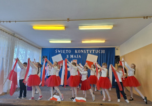 Taniec uczniów ze wstążkami w barwach narodowych.