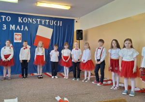 Uczniowie w odświętnych strojach podczas apelu.