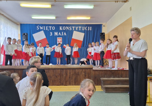 Pani Kierownik dziękuje uczniom za wspaniały występ.