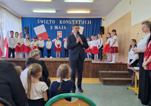 Pan Wójt zabrał głos, nawiązał do uroczystość i podkreślił jak ważne są święta majowe obchodzone w naszym kraju.