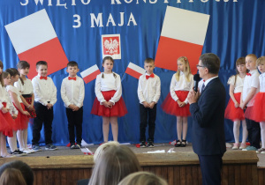 Pan Wójt podziękował pierwszoklasistom za udany występ.
